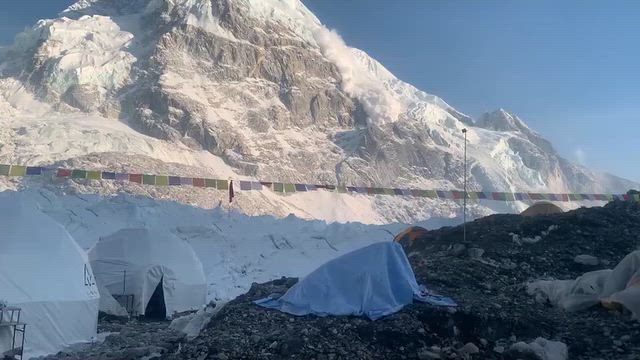 ヘリでヒマラヤ上空&エベレストベースキャンプ付近で雪崩...の記事動画