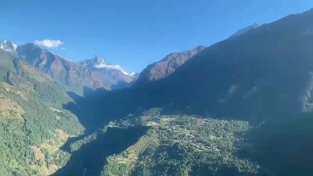ヘリでヒマラヤ上空&エベレストベースキャンプ付近で雪崩...の記事動画