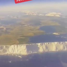 氷の壁の向こうの画像