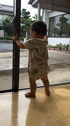 小さな子ども達の体にふれることの記事動画