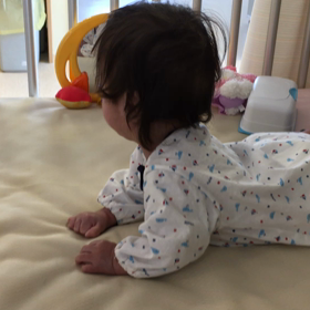 初めてのずり這いの画像