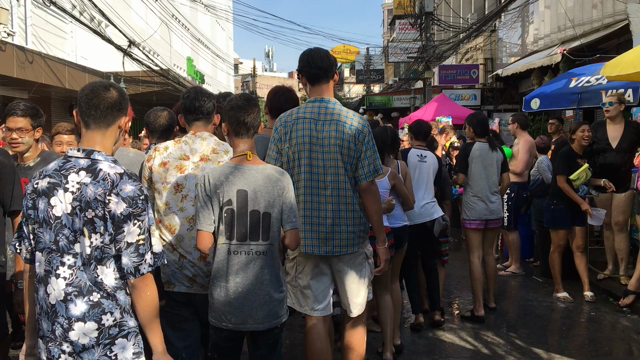 バンコク一人旅☆ソンクラーン(水かけ祭り)参戦♪の記事動画