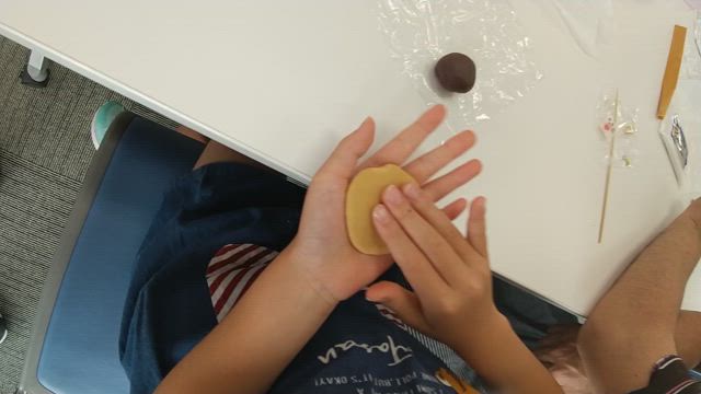 優秀和菓子職 老泉 翔太さんの和菓子作り講座を、小学３年生の娘が体験しましたの記事動画