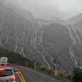 4月17日　大雨のミルフォードサウンドの画像