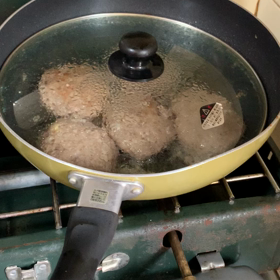昨日仕込んだハンバーグを焼くの画像