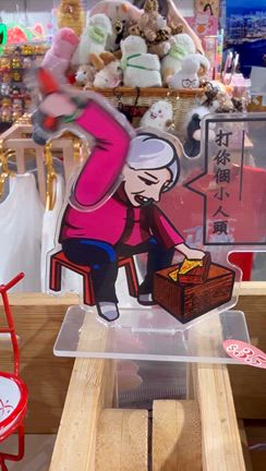 【香港土産】MTR駅名を選んで作れる！音が鳴るオリジナルキーホルダーとばら撒けるステッカー！の記事動画