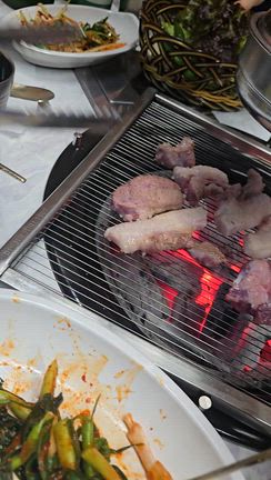 ソンスでサムギョプサル【ソウル・新沙で見つけた、ローカル感たっぷりの焼肉店】の記事動画