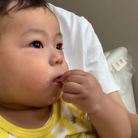 ハイハインを食べる悠人くんの画像