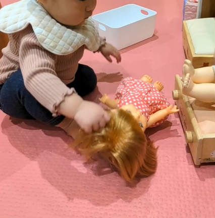 【生後301日目】夫が撮影した娘の人形あそびの記事動画