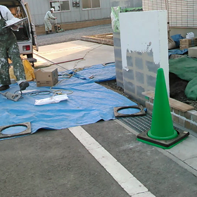 門塀仕上げ作業の画像