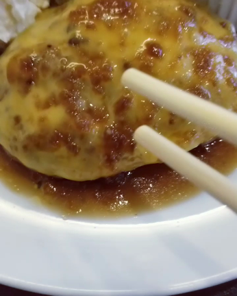 ワンピースのFaymay「大阪四ツ橋カフェ」の「肉汁があふれすぎるとろけるハンバーグ」の記事動画