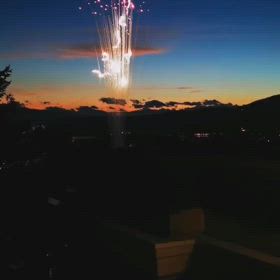 富士山と山中湖の花火の画像
