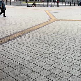 下北沢駅前広場の画像
