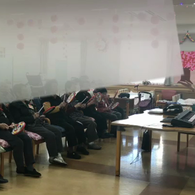 楽器を使って音楽療法の画像