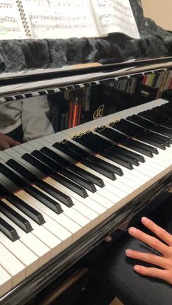 小・中学校入学式でピアノ伴奏の記事動画
