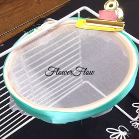 刺繍枠の周りのピンに指を刺さない工夫の画像