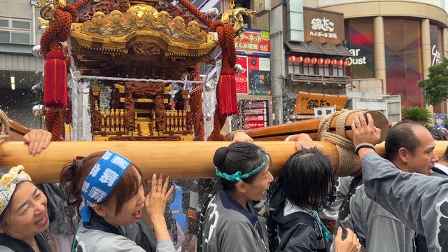 深川水掛け祭りでずぶ濡れにの記事動画