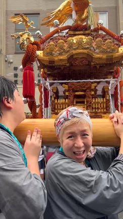 深川水掛け祭りでずぶ濡れにの記事動画