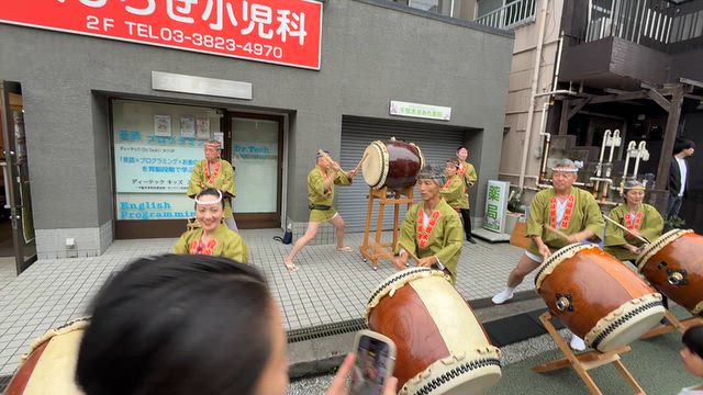 今年の担ぎ納め、根津神社の御祭禮で御神輿を担ぎましたの記事動画