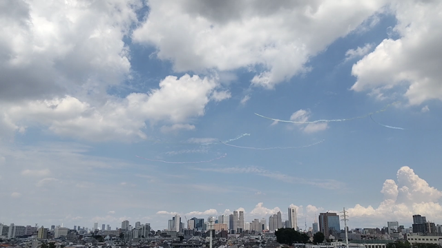 東京2020、空に浮かぶ五輪マーク❓️杉並マンション屋上からブルーインパルス動画撮影❗️の記事動画