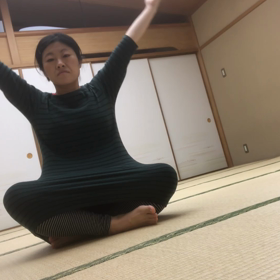 座ってのヨガの画像