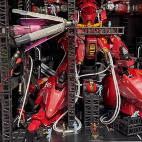 6 解体匠機サザビー　プロペラントタンクの整備風景の画像