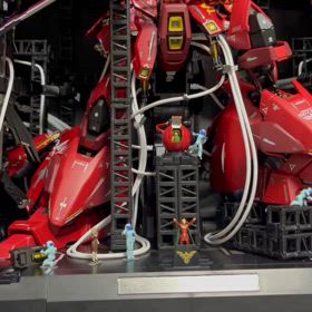 5 解体匠機サザビー　プロペラントタンクの整備風景の画像