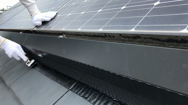 太陽光パネルの下で鳩などが活発化する季節がやってきました。の記事動画