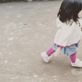 鳩と娘の画像