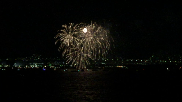 今年も船上から歌と花火との記事動画