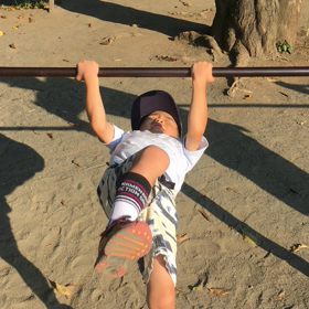 逆上がり練習中の画像