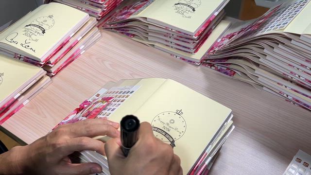 【予約注文感謝！】まずは、1,000冊のサインがんばりました！の記事動画