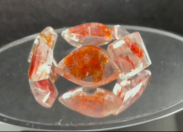 水晶の中で金魚が泳ぐ！？オーロラクォーツ　ルースの記事動画