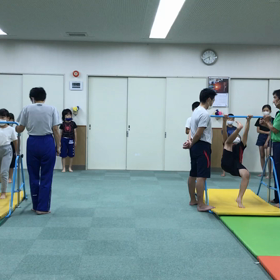 10月15日の体育教室・Bクラス✴️主運動・鉄棒/足かけから逆立ち降り✴️の画像