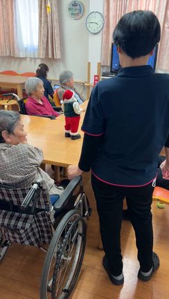 名古屋市緑区グルーホームなるみの憩/ゆらゆら踊るサンタ今年も登場です、の記事動画