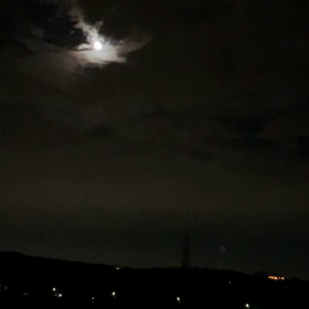雲の間に月がの画像