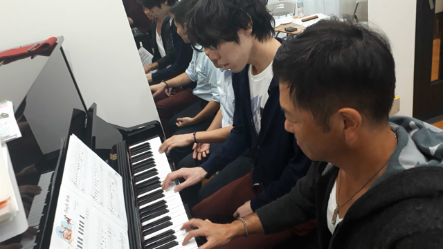3人でジングルベル連弾~大人男子のファーストピアノの記事動画