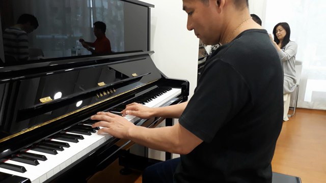 自分の好きな曲が音になる喜び~大人男子のファーストピアノ2bdseason第3回レッスンの様子の記事動画
