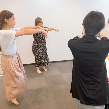 スタッフ南ちゃんとモデルちゃんの昼休みに突然始まったダンスレッスンの記事動画