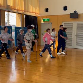 涼しい会場で鏡を見ながら、ポールウォーキング♪の画像