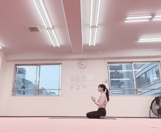 座った太陽礼拝の記事動画