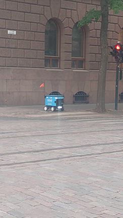 【ヘルシンキ】配達ロボット？？の記事動画