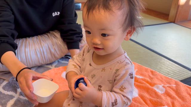 体力発散しながら、ママとのスキンシップも楽しめる！歩き始めたお子さんのプレチャイルドマッサージの記事動画