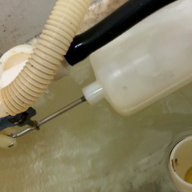 トイレの水が、チョロチョロと流れているのを修理の画像