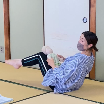 からだに意識を向けて「気づく」こと♡【子育ちサークルで親子ヨガ】の記事動画