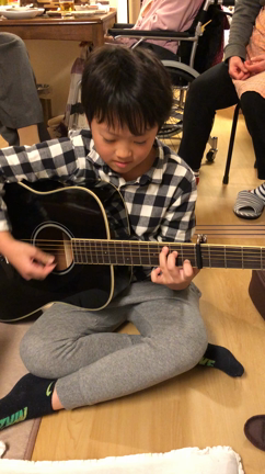 【孫っち1号と2号】の弾き語りの記事動画