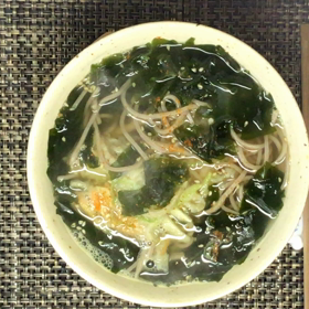 わかめスープで作るかき揚げ蕎麦の画像