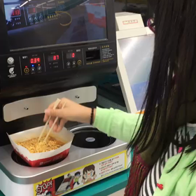 韓国のコンビニでラーメンを湯がくの画像