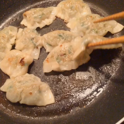 はじめて自分で餃子を作ったわ！の記事動画