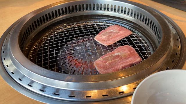 「焼肉きんぐ」で夫婦そろって右往左往の巻｜トングが2種類で戸惑うの記事動画